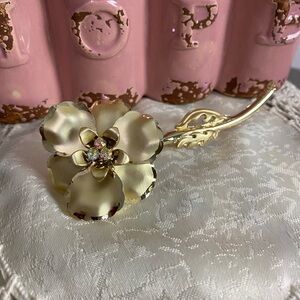 Vintage Gold Tone Flower Brooch with AB Jewel Center J033
